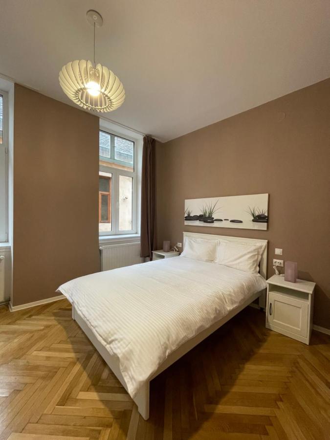 Schei Central Studios In The Heart Of Brašov Exteriér fotografie